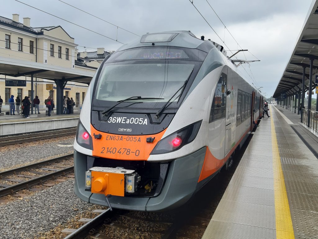 Pociąg EN63A-005 na stacji kolejowej Skarżysko-Kamienna
