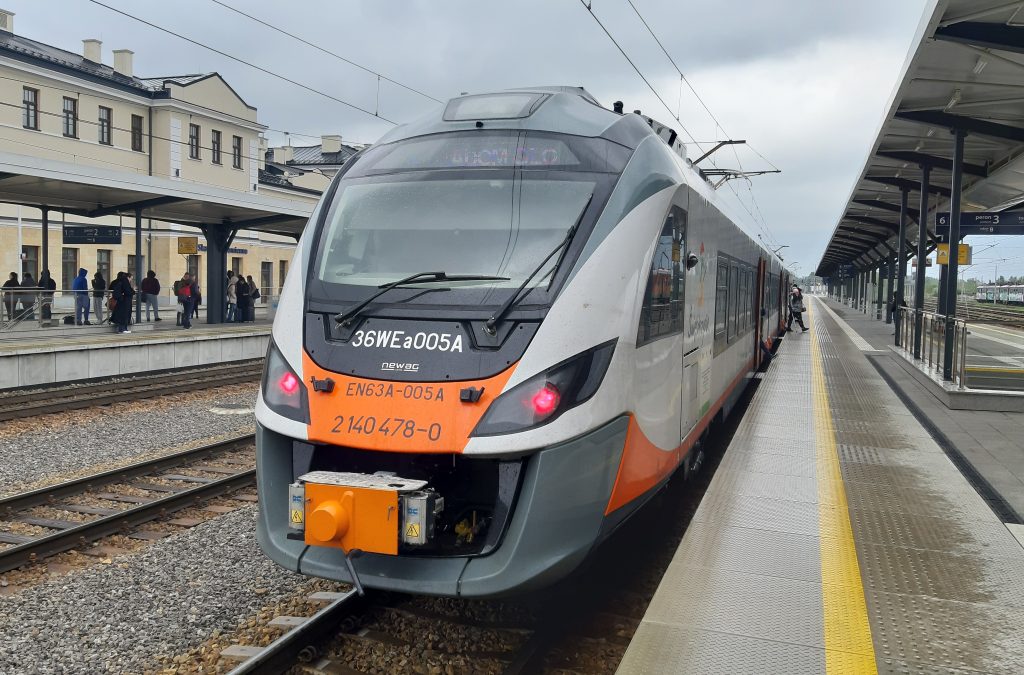 Pociąg EN63A-005 na stacji kolejowej Skarżysko-Kamienna