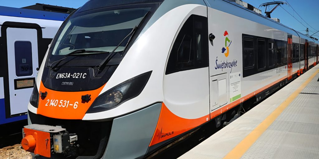 Pociąg pasażerski Polregio na stacji kolejowej Kielce Główne